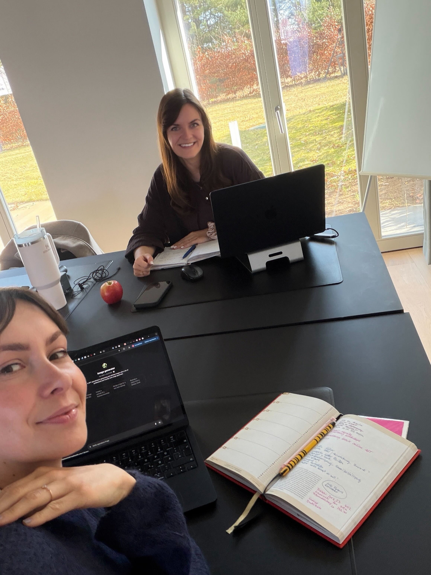 Lena und Maria von noors zusammen bei der Arbeit